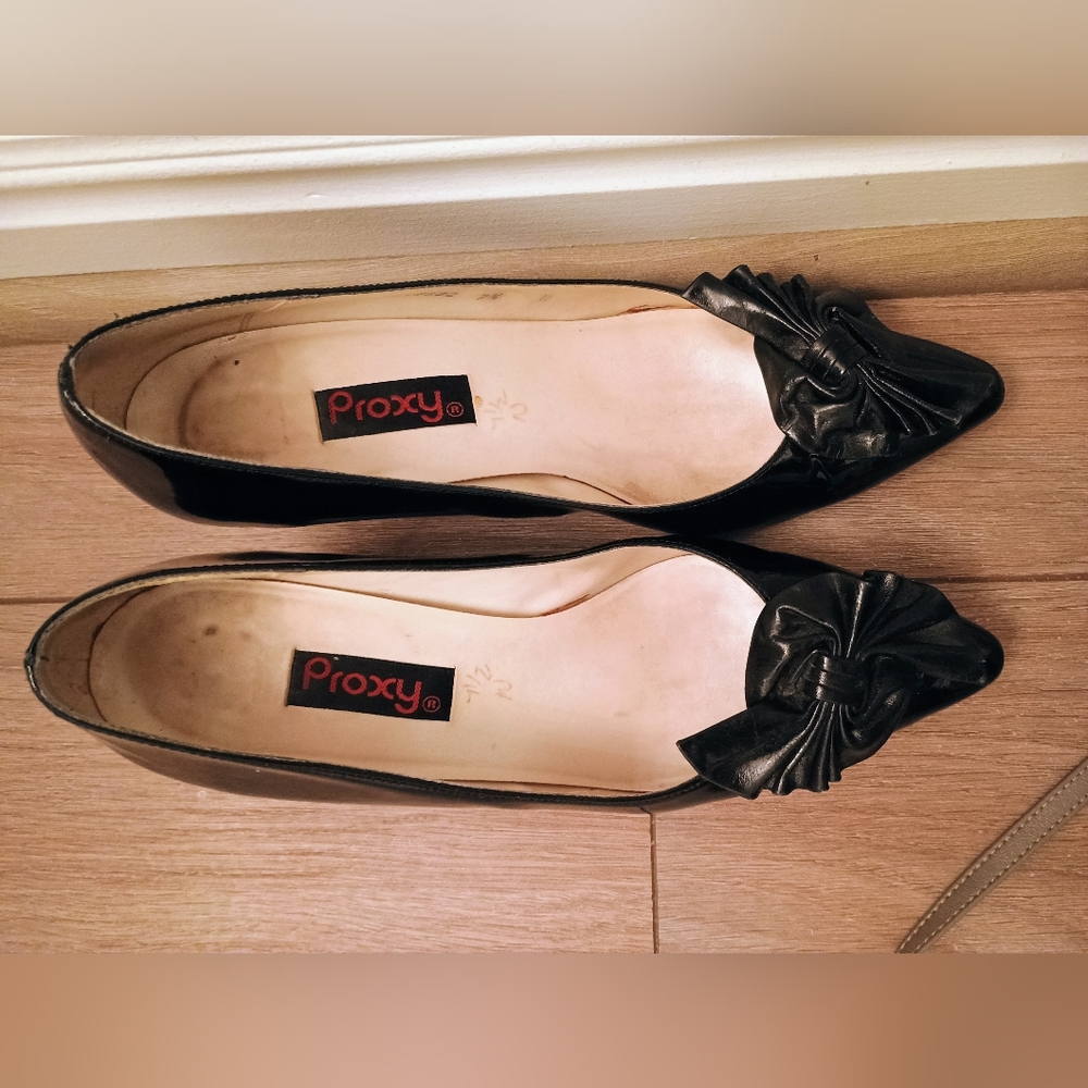 Chic Black Heels with Bow Accent - Picture 2 of 8